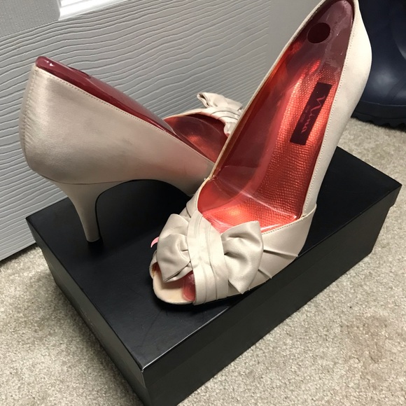 Nina Forbes Peep Toe Pumps, Powder Sand. Size 10 - Picture 3 of 7